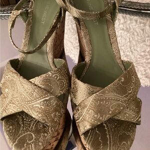 Nine West green silk patterned 9 1/2 heels